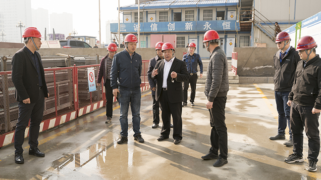 1：图为戴董事长一行检查先锋国际广场三期旅馆写字楼项目施工现场。。。.jpg